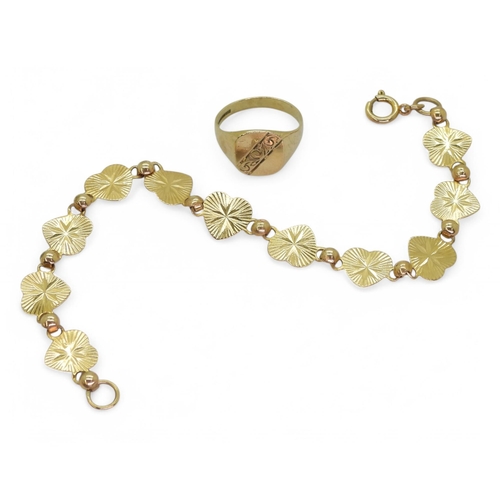 805 - A 9ct gold bracelet with heart shaped links, together with a 9ct gold signet ring, weight together 7... 