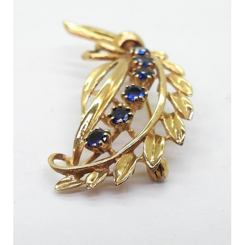 808 - A 9ct gold sapphire brooch, hallmarked London 1968, length 4.5cm, weight 5.3gms