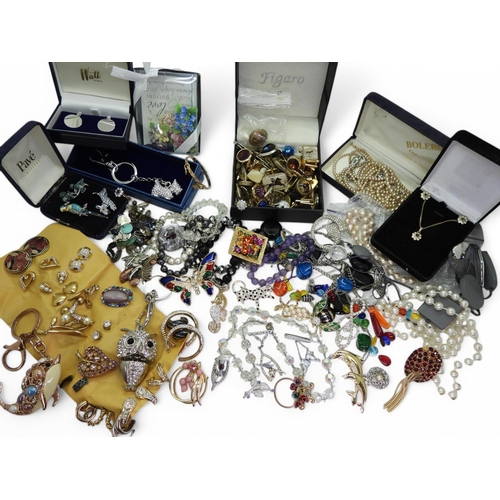 853 - A collection of costume jewellery to include vintage animal and bird brooches, Essex crystal style c... 