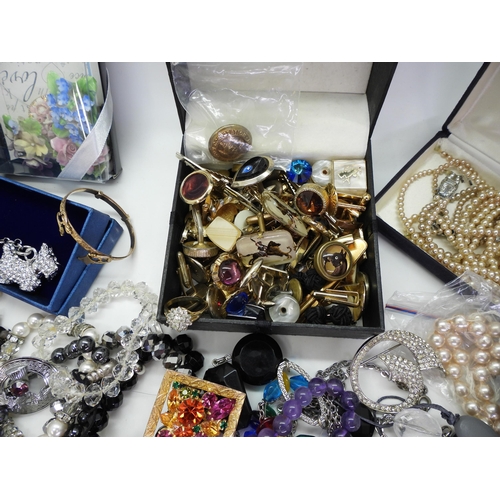 853 - A collection of costume jewellery to include vintage animal and bird brooches, Essex crystal style c... 