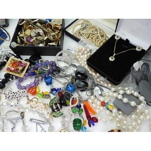 853 - A collection of costume jewellery to include vintage animal and bird brooches, Essex crystal style c... 