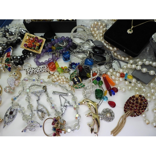 853 - A collection of costume jewellery to include vintage animal and bird brooches, Essex crystal style c... 