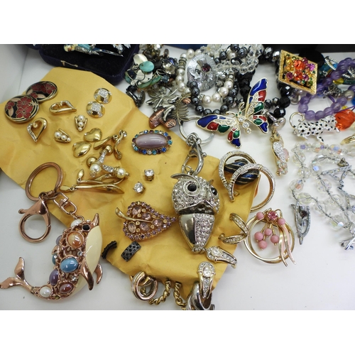 853 - A collection of costume jewellery to include vintage animal and bird brooches, Essex crystal style c... 