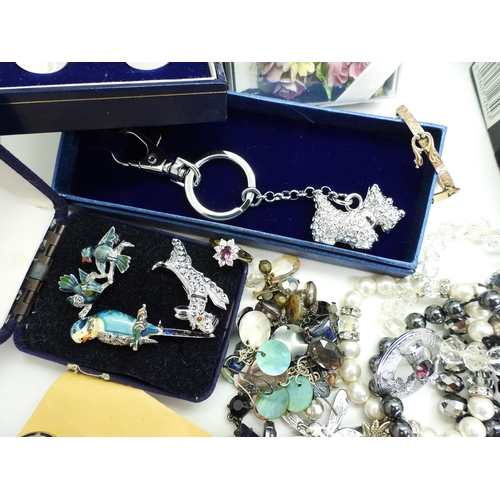 853 - A collection of costume jewellery to include vintage animal and bird brooches, Essex crystal style c... 