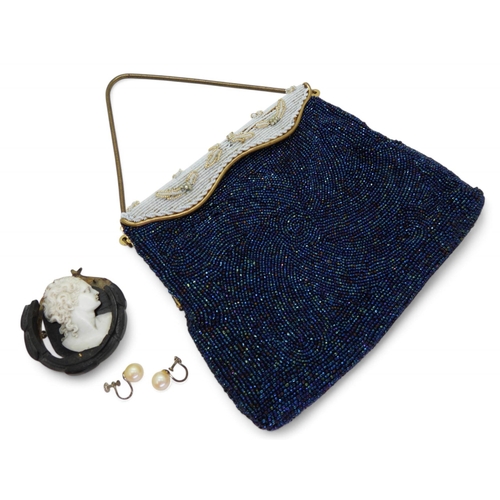 866 - A vintage beaded handbag, together with a well carved shell cameo in a (af) bog oak mourning brooch,... 