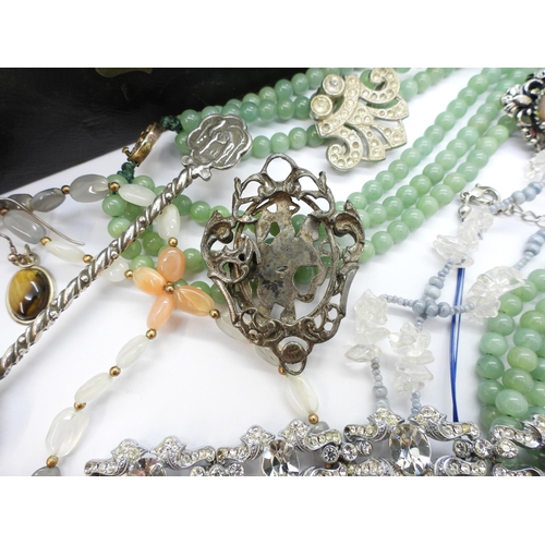 891 - A triple string of Chinese green hardstone beads, a white metal Austro Hungarian George & The Dr... 