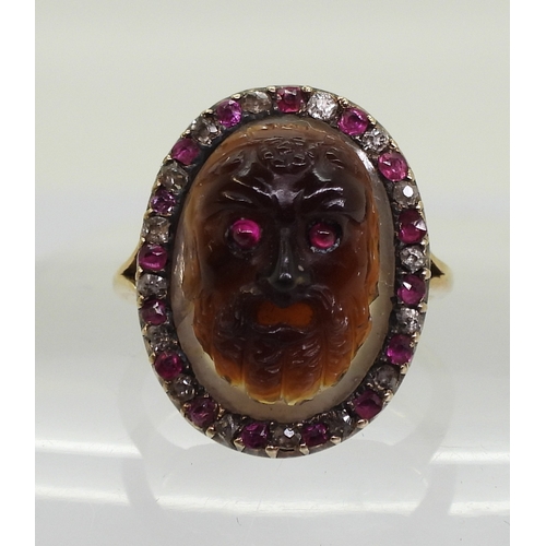 2720 - AN AGATE CAMEO RINGclassical mask themed cameo, carved in brown and cream agate, with ruby eyes. mou... 