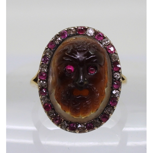 2720 - AN AGATE CAMEO RINGclassical mask themed cameo, carved in brown and cream agate, with ruby eyes. mou... 