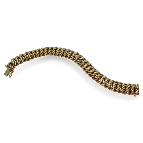 2728 - A DOUBLE CURB LINK BRACELETin a vintage style, made in 9ct gold with Birmingham import marks for 197... 