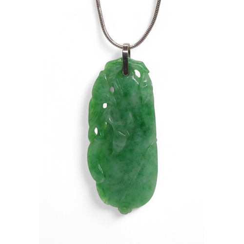 2732 - A CHINESE GREEN HARDSTONE PENDANTcarved with a fruit and a little bird, it has a white metal bail an... 