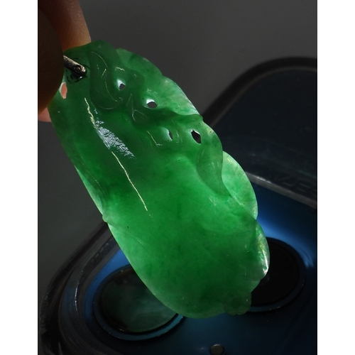 2732 - A CHINESE GREEN HARDSTONE PENDANTcarved with a fruit and a little bird, it has a white metal bail an... 