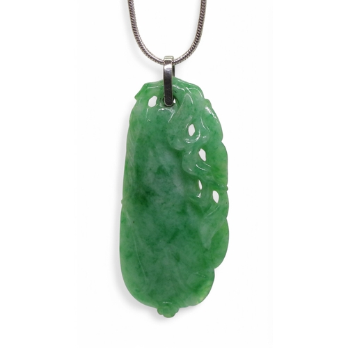 2732 - A CHINESE GREEN HARDSTONE PENDANTcarved with a fruit and a little bird, it has a white metal bail an... 