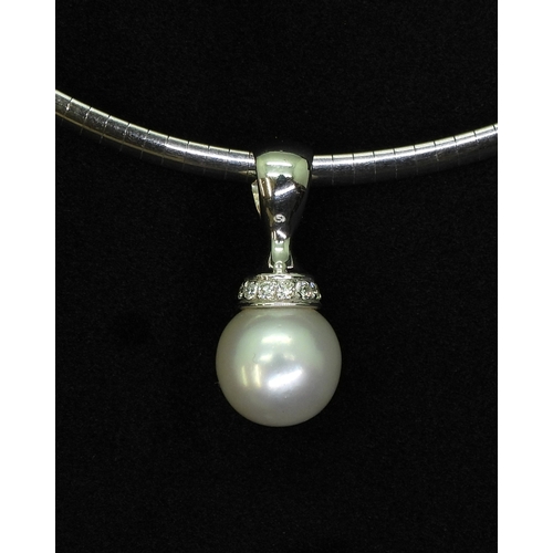 2747 - A KAILIS SOUTHSEA PEARL PENDANTmounted in 18k white gold with a collar of brilliant cut diamonds,on ... 