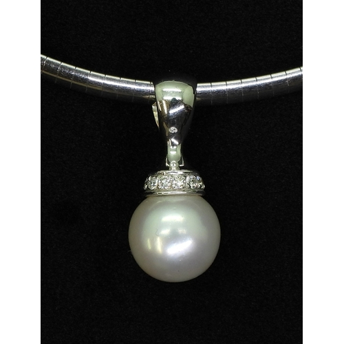 2747 - A KAILIS SOUTHSEA PEARL PENDANTmounted in 18k white gold with a collar of brilliant cut diamonds,on ... 