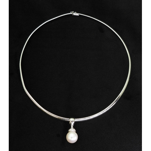 2747 - A KAILIS SOUTHSEA PEARL PENDANTmounted in 18k white gold with a collar of brilliant cut diamonds,on ... 