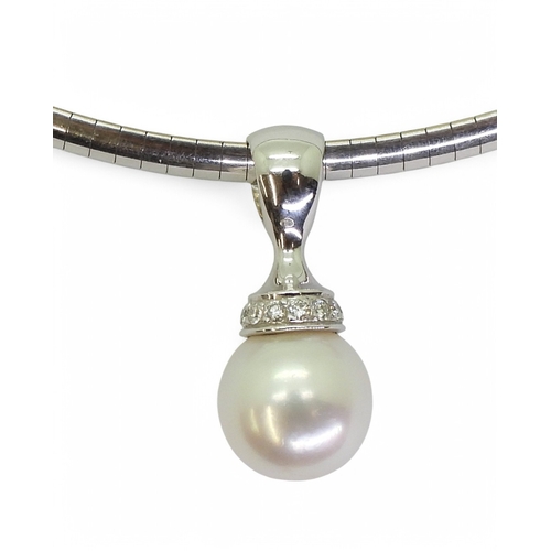 2747 - A KAILIS SOUTHSEA PEARL PENDANTmounted in 18k white gold with a collar of brilliant cut diamonds,on ... 