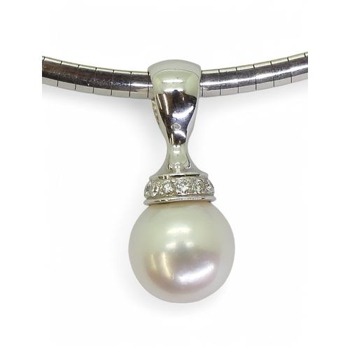 2747 - A KAILIS SOUTHSEA PEARL PENDANTmounted in 18k white gold with a collar of brilliant cut diamonds,on ... 