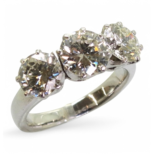 2749 - A SUBSTANTIAL THREE STONE RINGthe diamonds have an estimated combined total of 3.01cts, set in 18ct ... 