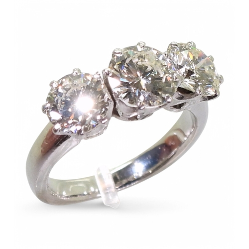 2749 - A SUBSTANTIAL THREE STONE RINGthe diamonds have an estimated combined total of 3.01cts, set in 18ct ... 