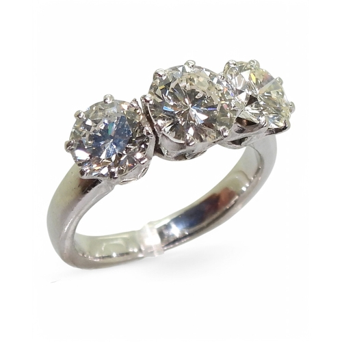 2749 - A SUBSTANTIAL THREE STONE RINGthe diamonds have an estimated combined total of 3.01cts, set in 18ct ... 