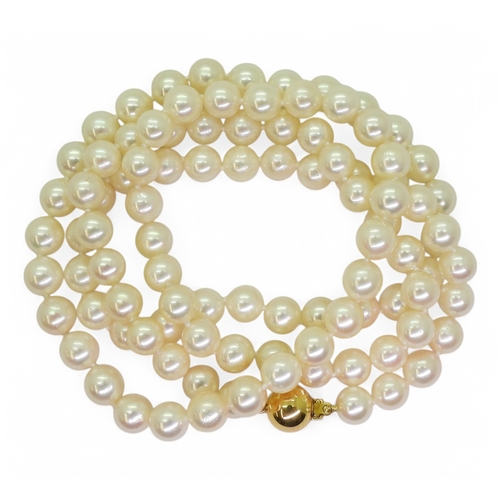 2759 - A STRING OF PEARLSwith a 9ct gold ball clasp, each cream pearl with a good lustre, is approximately ... 