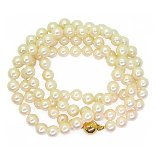 2759 - A STRING OF PEARLSwith a 9ct gold ball clasp, each cream pearl with a good lustre, is approximately ... 