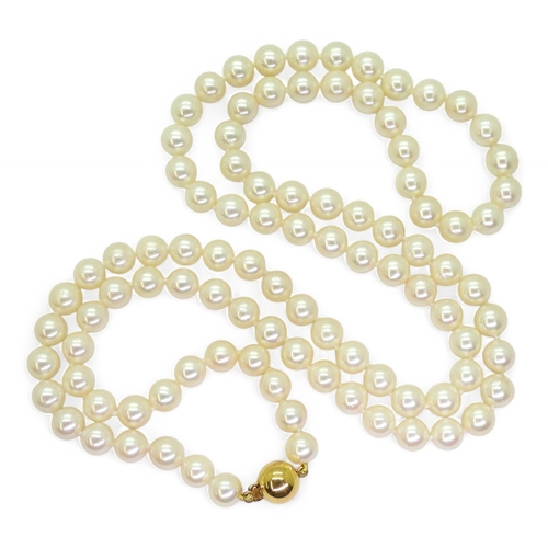 2759 - A STRING OF PEARLSwith a 9ct gold ball clasp, each cream pearl with a good lustre, is approximately ... 