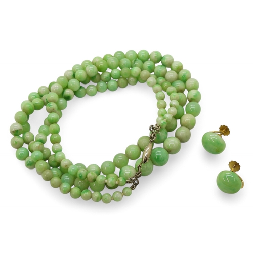 2767 - CHINESE GREEN HARDSTONE JEWELSa double string of beads with a 9ct white gold barrel clasp, shortest ... 