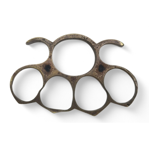 2584 - A WW1-PERIOD BRASS TRENCH WARFARE KNUCKLE DUSTER, OR BRASS KNUCKLESMeasuring approx. 9.4cm in width... 