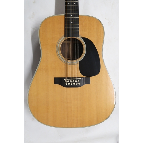 2528 - MARTIN D12-28 2005Rosewood back and sides and a spruce top, ebonised 20-fret fretboard and black pic... 