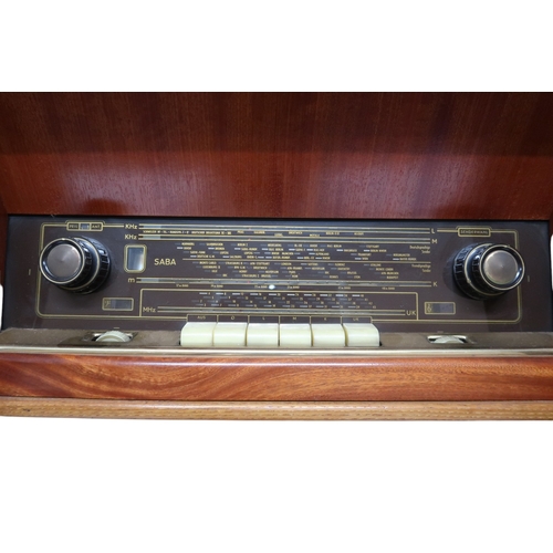 2044 - AN EARLY 20TH CENTURY MAHOGANY AND SAMPLE WOOD VENEERED RADIOGRAM CABINET with single door inla... 