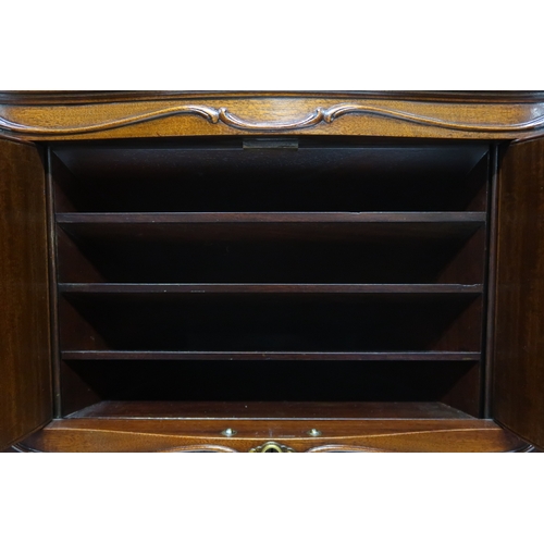 2046 - A CIRCA 1920 MAHOGANY CASED HIS MASTERS VOICE MODEL 201 CABINET GRAMOPHONEwith hinged lid concealing... 