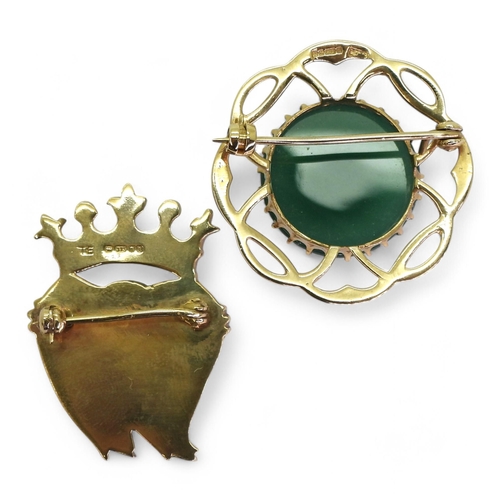 725 - A 9ct gold Luckenbooth brooch set with agate, made by Thomas Kerr Ebbutt, together with a 9ct gold k... 