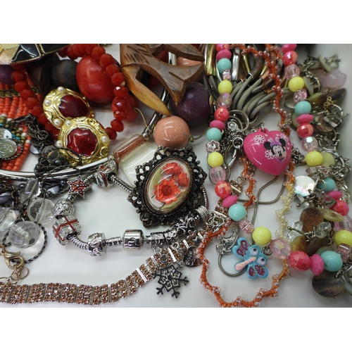 851 - A large collection of vintage and modern costume jewellery to include a beaded collar necklace, dais... 