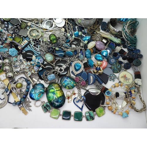 853 - A large collection of vintage and modern costume jewellery to include, a leopards head necklace with... 