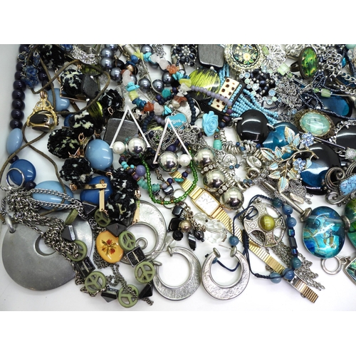 853 - A large collection of vintage and modern costume jewellery to include, a leopards head necklace with... 