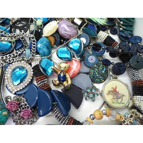 853 - A large collection of vintage and modern costume jewellery to include, a leopards head necklace with... 