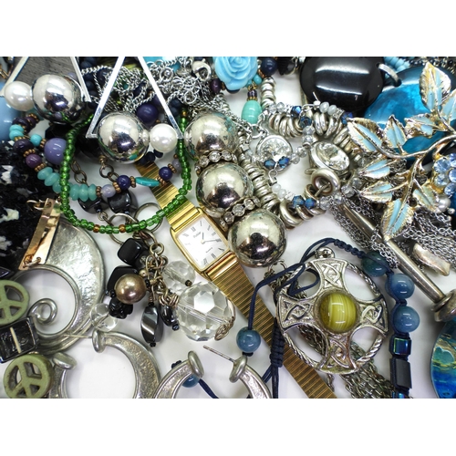 853 - A large collection of vintage and modern costume jewellery to include, a leopards head necklace with... 