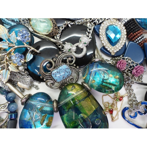 853 - A large collection of vintage and modern costume jewellery to include, a leopards head necklace with... 