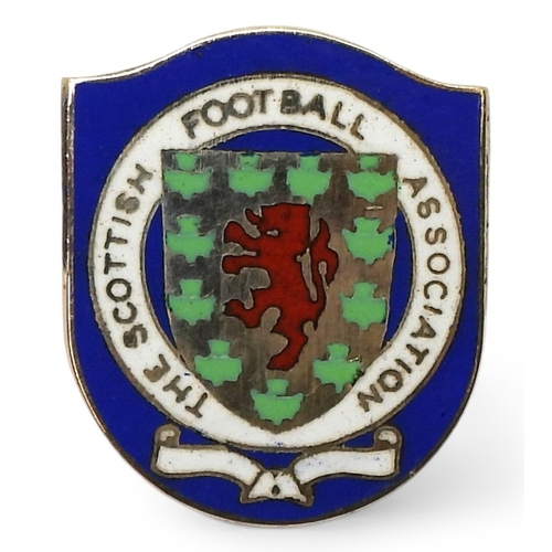 2551 - A 9ct GOLD AND ENAMEL SCOTTISH FOOTBALL ASSOCIATION LAPEL BADGEHallmarked for 