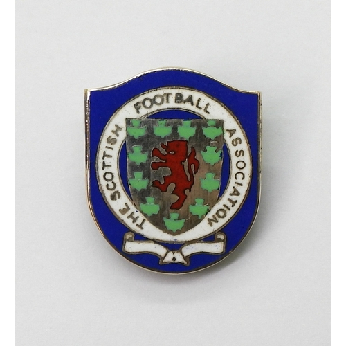 2551 - A 9ct GOLD AND ENAMEL SCOTTISH FOOTBALL ASSOCIATION LAPEL BADGEHallmarked for 