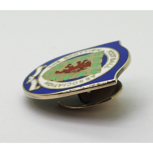 2551 - A 9ct GOLD AND ENAMEL SCOTTISH FOOTBALL ASSOCIATION LAPEL BADGEHallmarked for 