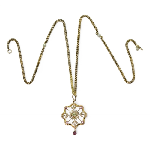 2776 - AN EDWARDIAN NECKLACEthe 9ct gold mount with Birmingham 1913 hallmarks, is set with a central perido... 