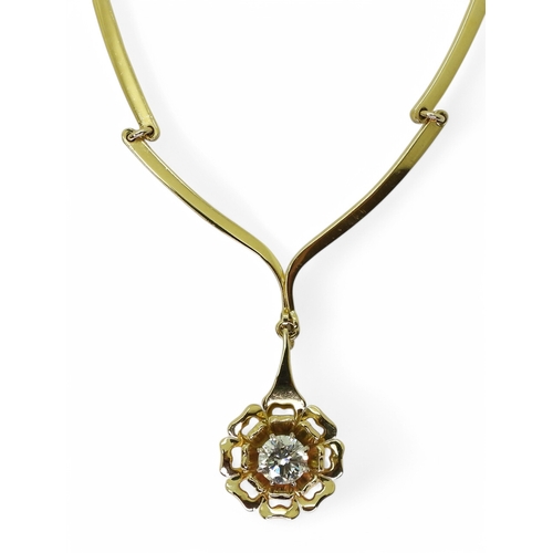 2780 - A STYLISH FLOWER NECKLACEmade in 18ct gold with hallmarks for 1983 London, the tapered shaped links ... 