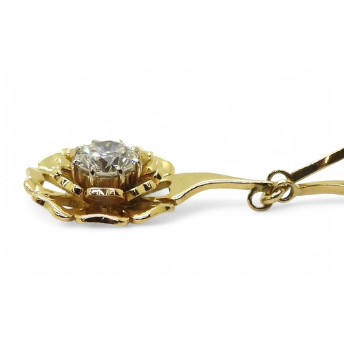 2780 - A STYLISH FLOWER NECKLACEmade in 18ct gold with hallmarks for 1983 London, the tapered shaped links ... 