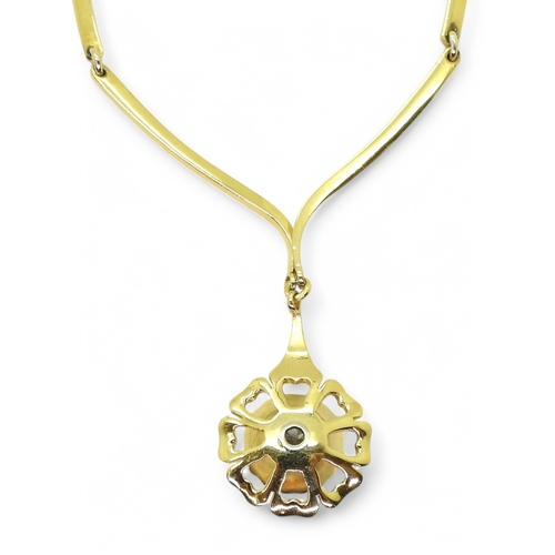 2780 - A STYLISH FLOWER NECKLACEmade in 18ct gold with hallmarks for 1983 London, the tapered shaped links ... 