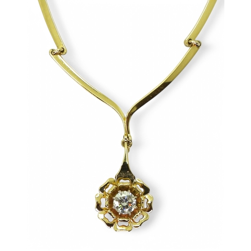 2780 - A STYLISH FLOWER NECKLACEmade in 18ct gold with hallmarks for 1983 London, the tapered shaped links ... 