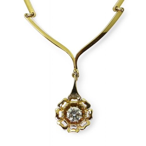 2780 - A STYLISH FLOWER NECKLACEmade in 18ct gold with hallmarks for 1983 London, the tapered shaped links ... 