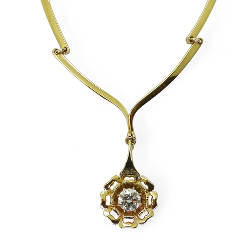 2780 - A STYLISH FLOWER NECKLACEmade in 18ct gold with hallmarks for 1983 London, the tapered shaped links ... 