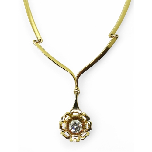 2780 - A STYLISH FLOWER NECKLACEmade in 18ct gold with hallmarks for 1983 London, the tapered shaped links ... 